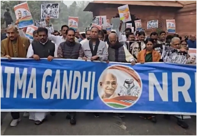 विपक्षी सांसदों ने G RAM G बिल के विरोध में संसद परिसर में निकाला मार्च, मल्लिकार्जुन खड़गे समेत कई नेता हुए शामिल