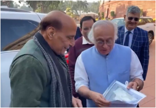 Video: संसद पहुंचते ही राजनाथ सिंह को जयराम रमेश ने दी सरदार पटेल की बेटी की डायरी, बाबरी मस्जिद से जुड़ा मामला