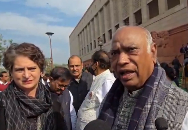 मल्लिकार्जुन खरगे बोले- सरकार चाहे कोई भी ढ़िंढ़ोरा पीटे, रुपये की क़ीमत गिरने से पता चलती है देश की असली आर्थिक परिस्थिति