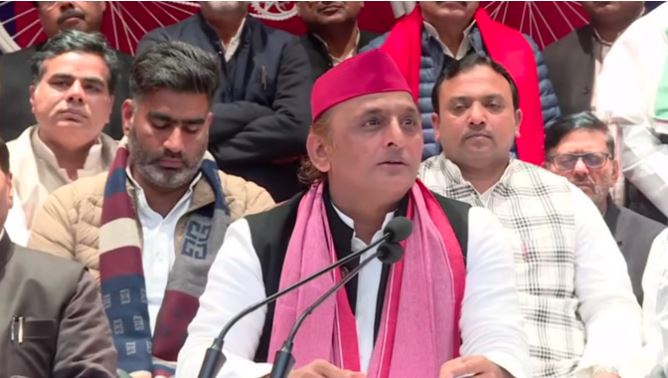 यूपी विधानसभा सत्र से पहले अखिलेश यादव का बड़ा बयान, बोले-'जनता के मुद्दों से बचने के लिए वंदे मातरम पर चर्चा कराना चाहती है सरकार...'