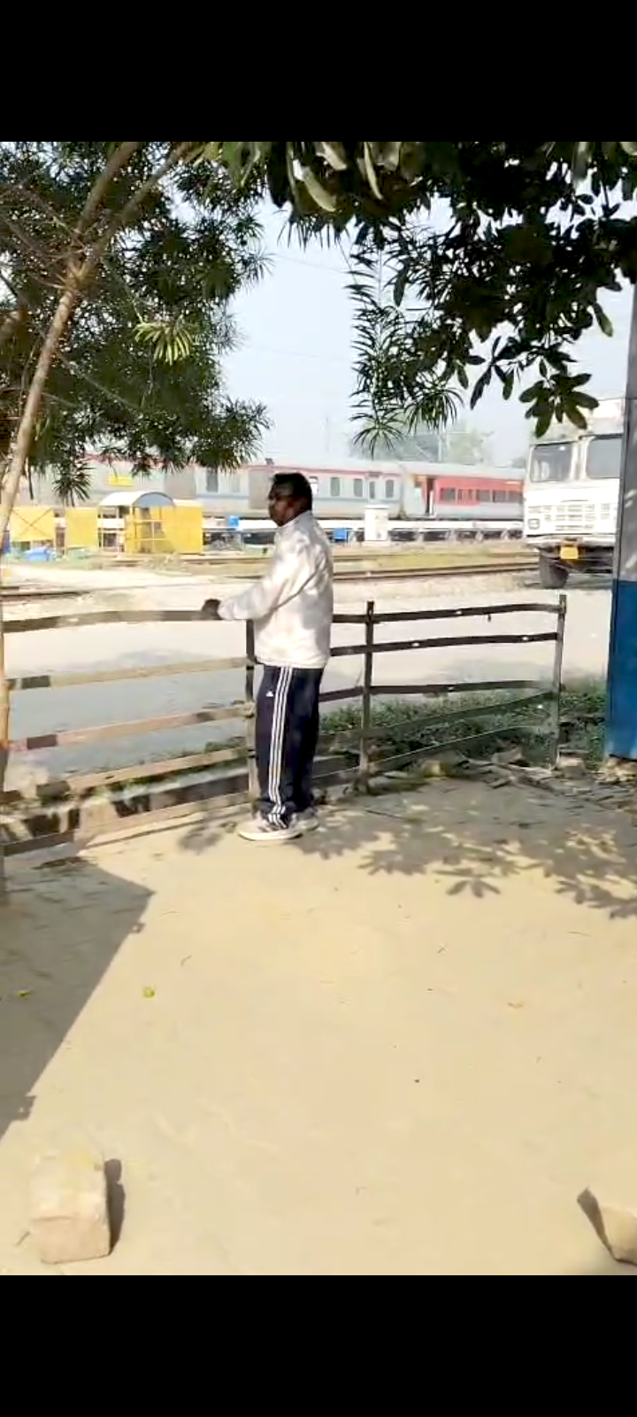 RPF निरीक्षक राजकुमार ने अयोध्या-रामेश्वरम गाड़ी की मेंटेनेंस कर रहे कर्मचारियों को दी गाली, आग बबूला कर्मचारी उनको सस्पेंड करने व स्थानांतरण के आश्वासन के बाद हुए शांत