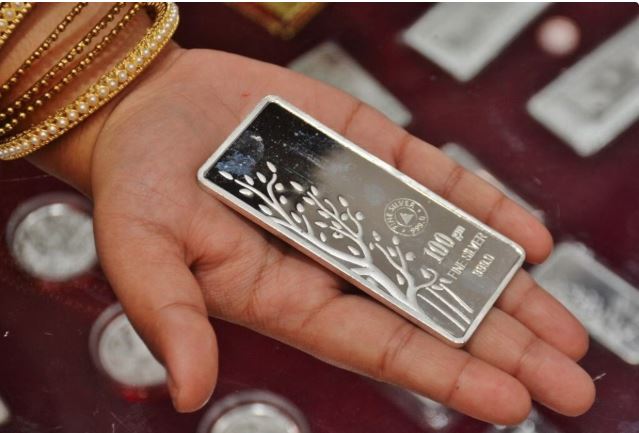 Silver Price Crash : चांदी एक घंटे में 21 हजार रुपये टूटी, जानें रिकॉर्ड ऊंचाई के बाद कीमतों में क्यूं आया भूचाल?