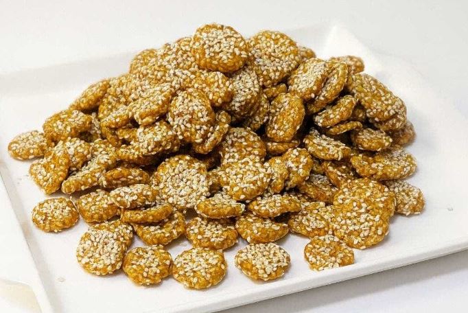 Til Gud Revdi : सर्दियों में बनाएं तिल की कुरकुरी रेवड़ी , सेहत और स्वाद से भरपूर