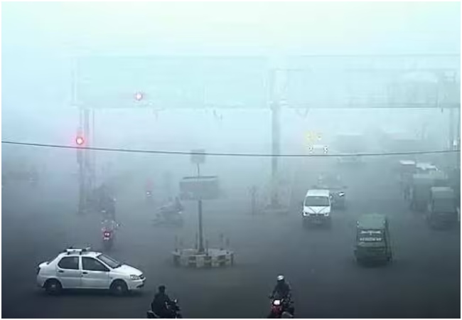 UP Cold Wave Alert: पहाड़ों से आ रही सर्द हवाओं ने यूपी में बढ़ाई ठिठुरन, कई जिलों में घने कोहरे की चादर