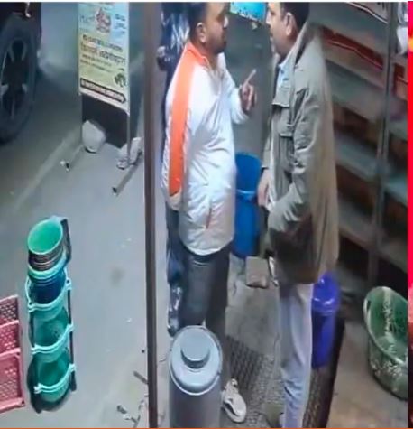 Video Viral : यूपी पुलिस का रंगबाज सिपाही 99 रुपए में मांगी सोने की चेन, दुकानदार के असमर्थता जताने पर बोला-'तुम्हारे शरीर का खून निकालकर कुत्तों को पिला दूंगा...'