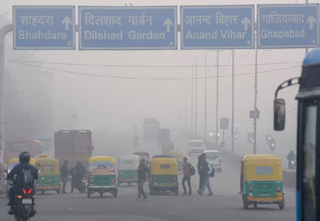 अशोक विहार , Delhi AIIMS में छाई धुंध, जानें दिल्ली के अलग-अलग स्थानों का AQI