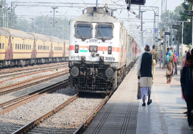 जनरल बोगी में झोला लेकर बैठा था शख्स, RPF ने खोलकर देखा तो उड़ गए होश