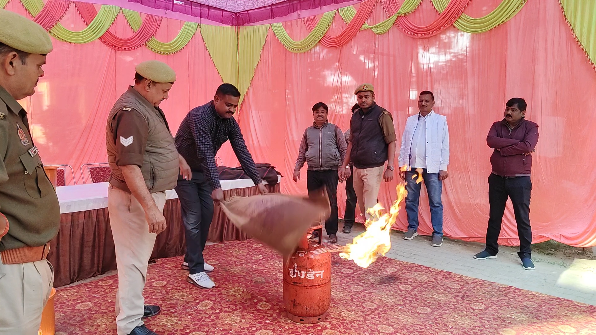 फायर सर्विस का विशेष जागरूकता अभियान शुरू,नौतनवा में नगर पालिका कर्मचारियों व सभासदों को दिए गए महत्वपूर्ण टिप्स