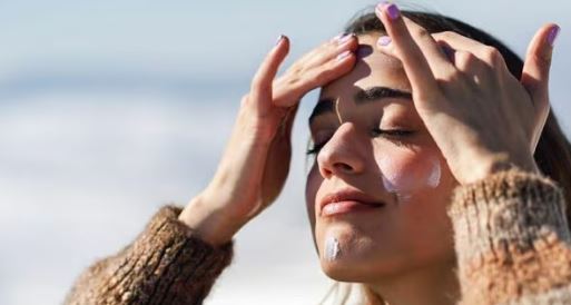 Winter Skincare Tips : सर्दियों में रूखी त्वचा के लिए अपनाएं ये आसान स्किन केयर टिप्स,पूरे सीजन हेल्दी ग्लो भी बनाए रखेंगे