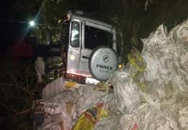 इंसानियत दिखा मदद करने गए लोग, काल बन कर आई कार, चार की मौत सात घायल