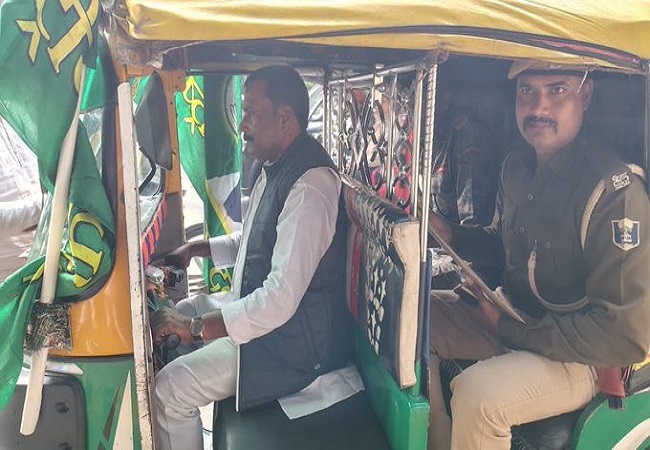 VIDEO: बिहार विधानसभा सत्र के पहले दिन ऑटो चलाकर आरजेडी विधायक अजय दांगी पहुंचे विधानसभा, सुरक्षा कर्मियों ने नहीं दी इंट्री