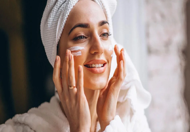SkinCare Tips : सर्दियों में काफी ज्यादा ड्राई हो जाती हैं स्किन, इस तरीके से रखें त्वचा को मुलायम
