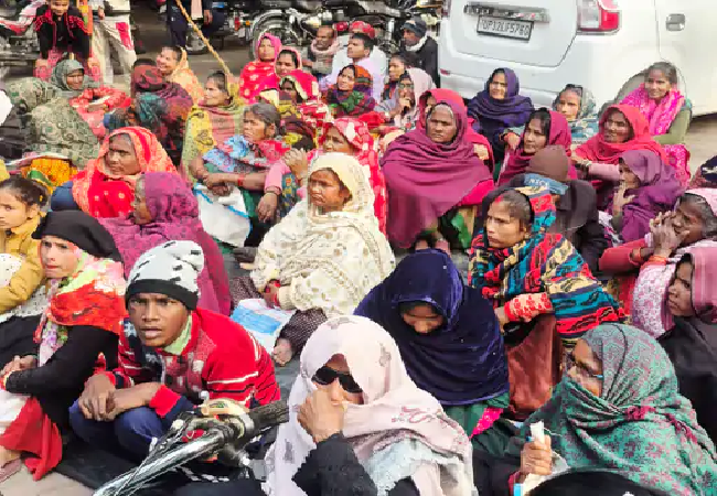 Lucknow : दिव्यांगों को नहीं मिला कंबल तो मलिहाबाद तहसील में किया प्रदर्शन, बोले- ठंड में रहना मुश्किल हो रहा है