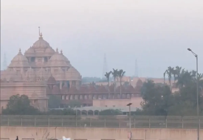 दिल्ली-NCR में दूसरे दिन भी कोहरा गायब! प्रदूषण से मिली थोड़ी राहत; जानें अपने इलाके का AQI