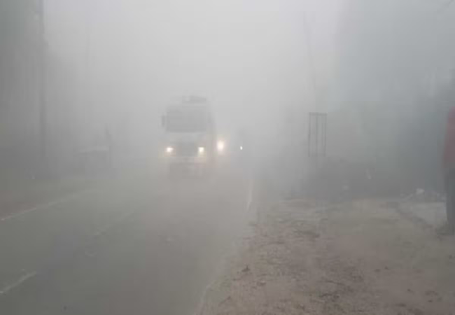 UP News : यूपी में बढ़ेगी और ठंड , मौसम व‍िभाग ने इन 3 शहरों में दी चेतावनी