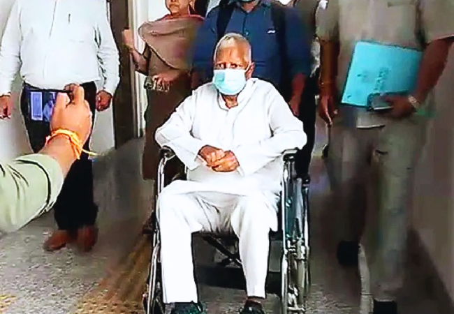 लालू यादव इलाज कराने पहुंचे इस बेटी के घर , किसी को कानों कान नहीं हुई खबर