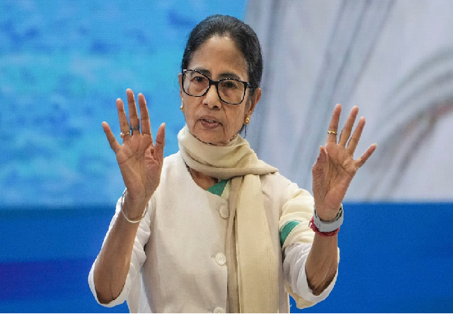 दुर्गा आंगन परियोजना के विरोध पर भड़कीं CM ममता बनर्जी , बोली 'मेरे इफ्तार पार्टी में जाने से दिक्कत क्यों...