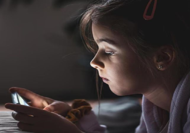 Health Tips : 2 घंटे की फिल्म से कहीं ज्यादा खतरनाक है 30 सेकंड की रील्स, खोखला कर रही बच्चों का दिमाग