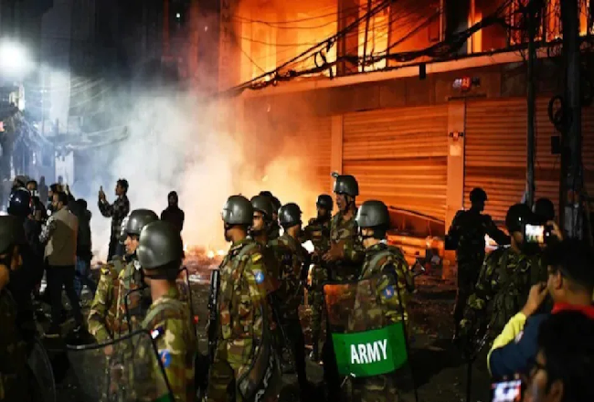 उस्मान हादी की मौत के बाद सुलगा बांग्लादेश, अवामी लीग और छायानट का दफ्तर फूंका, 4 शहरों में हिंसा...