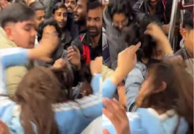 Viral Video : क्लेश का अड्डा बनी दिल्ली मेट्रो ! बाल नोच-नोचकर लड़ाई करती दिखीं लड़कियां