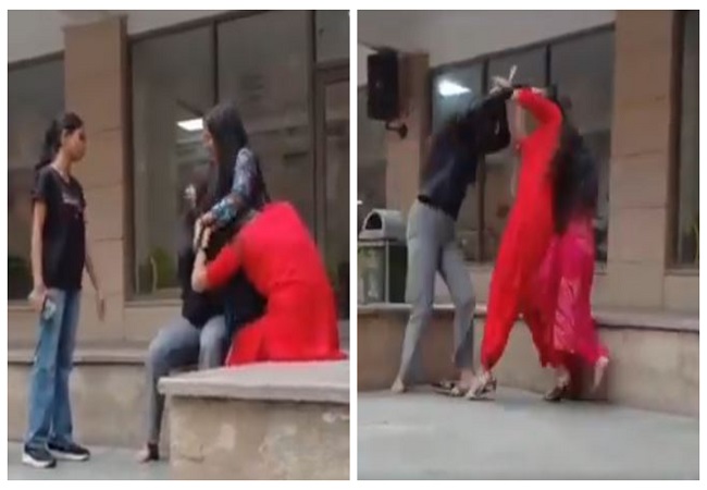 VIDEO: यूनिवर्सिटी के गेट पर दो युवतियों में हुई जमकर मारपीट, बाल पकड़ कर एक दूसरे को जड़े थप्पड़