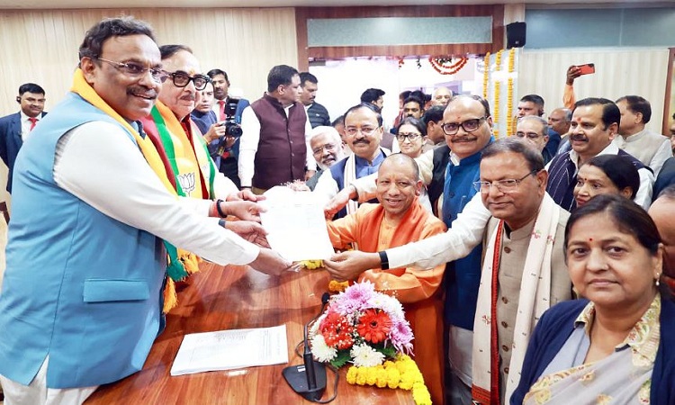 यूपी बीजेपी के अध्यक्ष पद के लिए नामांकन की प्रक्रिया शुरू, लखनऊ पहुंचे पंकज चौधरी