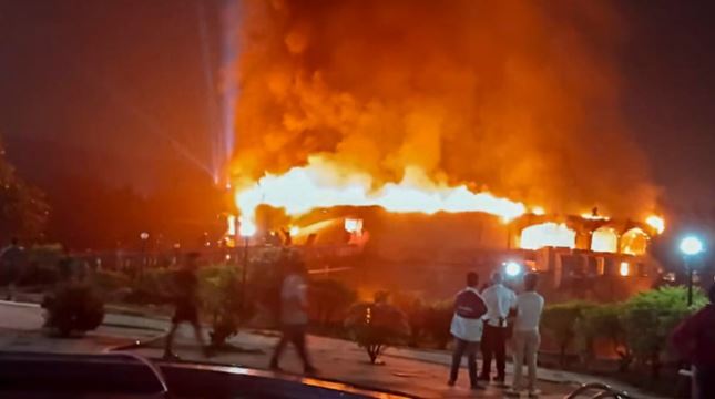Goa Nightclub Fire: नाइटक्लब के मालिक के खिलाफ दर्ज हुई FIR, जांच में पाई गईं कई कमियां