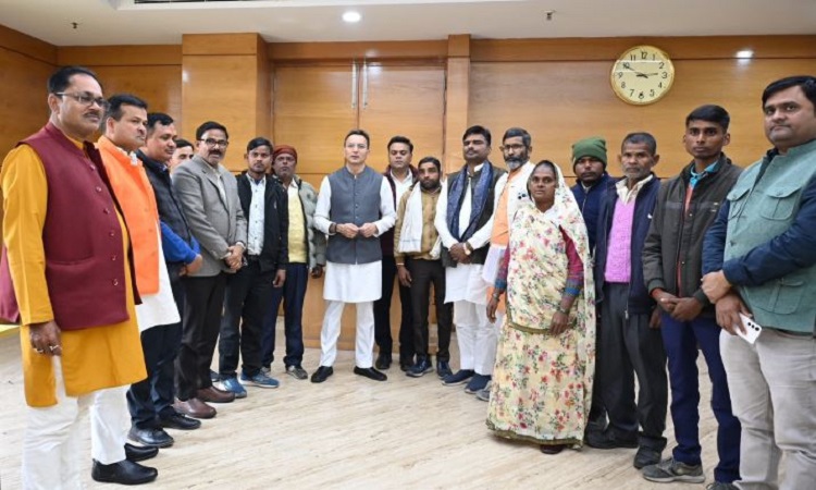 किर्गिस्तान में फंसे पीलीभीत के 13 परिवार के लोगों से मिले केंद्रीय राज्यमंत्री जितिन प्रसाद, युवाओं की सुरक्षित वापसी का दिया आश्वासन