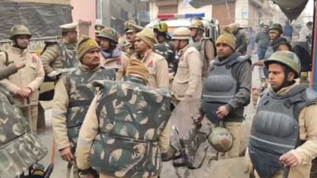 संभल में मस्जिद के पास स्थित कब्रिस्तान की शुरू हुई पैमाइश, बड़ी संख्या में पुलिस फोर्स तैनात