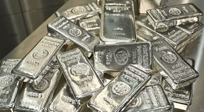 Silver Price Today :  मंगलवार 9 दिसंबर को चांदी हुई महंगी , जानें सफेद कीमती धातु का रेट