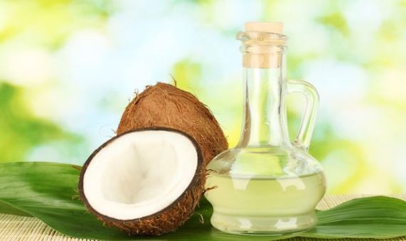 winter Coconut oil : सर्दियों में नारियल तेल से मालिश के फायदे , बेहतरीन मॉइस्चराइजर के रूप में करता है काम