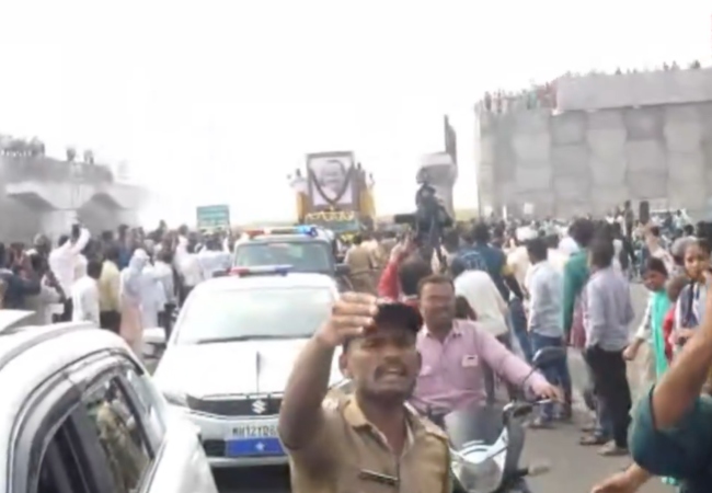 'अजित दादा अमर रहें' केटवाड़ी में पवार के घर पर गांव वालों ने लगाए नारे, लोगों की आंखें हुईं नम