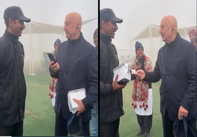 Video-कीपैड फोन से सेल्फी लेने आये सिक्योरिटी गार्ड को अनुपम खेर ने गिफ्ट किया स्मार्ट फोन, बोले- धर्मेंद्र की मुस्कुराहट से ज्यादा खूबसूरत और कुछ भी नहीं