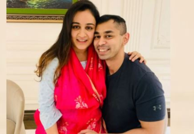 प्रतीक यादव ने पत्नी अपर्णा यादव के साथ एक तस्वीर पोस्ट कर लिखा, 'ऑल इज गुड', पहले खुद लिखी थी तलाक की बात