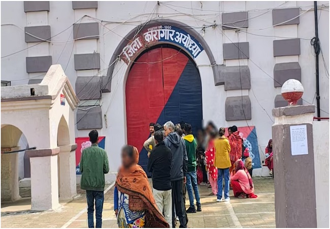 अयोध्या जिला जेल से दो कैदी तन्हाई बैरक तोड़कर फरार, जेलर समेत 5 कर्मी सस्पेंड