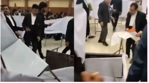 Bar Council Elections : लखनऊ में बार काउंसिल चुनाव रणक्षेत्र बना, वकीलों ने बूथ उखाड़े, कुर्सियां तोड़ीं किया तांडव