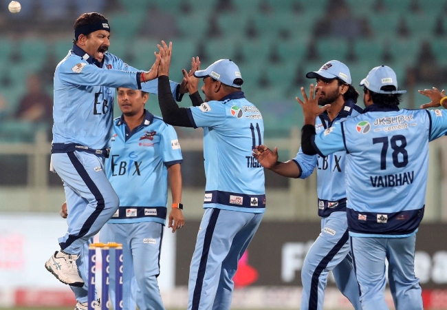 CCL 2026 : मनोज तिवारी की घातक गेंदबाजी के सामने तेलुगू वॉरियर्स ने टेके घुटने, भोजपुरी दबंग्स ने 41 रन से जीता मैच