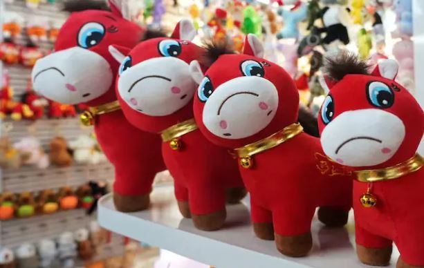China Viral horse toy : चीन में उदास चेहरे वाले हॉर्स की रिकॉर्ड तोड़ मांग ,  लोग मान रहें है सौभाग्य का प्रतीक