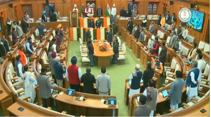 Delhi Assembly Winter Session : प्रदूषण के मुद्दे पर AAP का सदन में हंगामा, चार विधायक तीन दिन के लिए निष्कासित