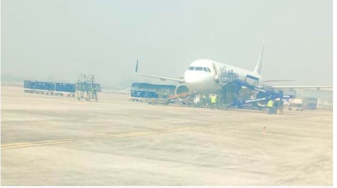 Lucknow News : दिल्ली से बागडोगरा जा रही फ्लाइट में बम की सूचना से मचा हड़कंप, लखनऊ एयरपोर्ट पर विमान की आपात लैंडिंग