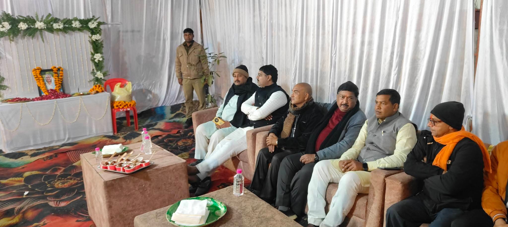 नौतनवा विधायक ऋषि त्रिपाठी ने ब्रह्मभोज में की शिरकत, दिवंगत आत्मा के प्रति जताई संवेदना