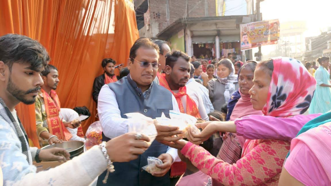 मां बनैलिया स्थापना दिवस: झांकी के दर्शन को उमड़ी भीड़, फार्मेसी कॉलेज ने किया प्रसाद वितरण