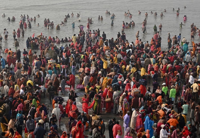 मकर संक्रांति पर गंगासागर मेले में उमड़ी श्रद्धालुओं की भारी भीड़, लाखों लोगों ने लगाई आस्था की डुबकी