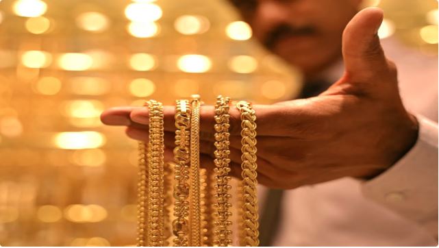 Gold-Silver Price : सोने-चांदी औंधे मुंह गिरा, एक झटके में चांदी 12225 रुपये टूटी और गोल्ड 1232 हुआ सस्ता