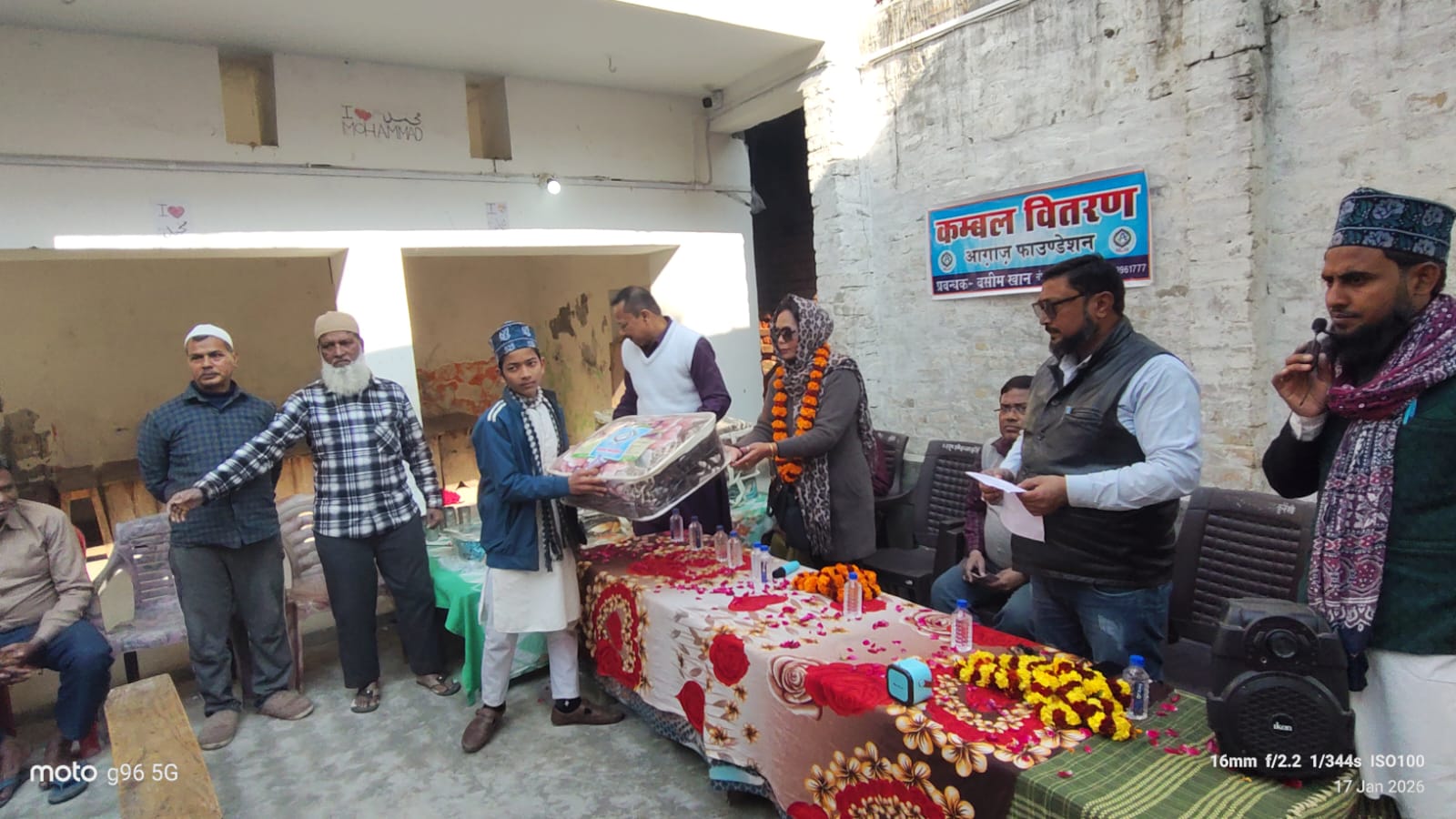 मानवता की मिसाल: परासिया मदरसा में आग़ाज़ फाउंडेशन ने किया कंबल वितरण