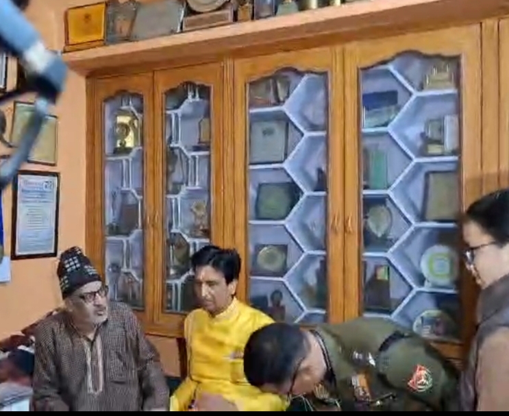 शंकराचार्य जी क्रोध को त्याग कर हम सब पर आशीर्वाद बरसाए:- कुमार विश्वास