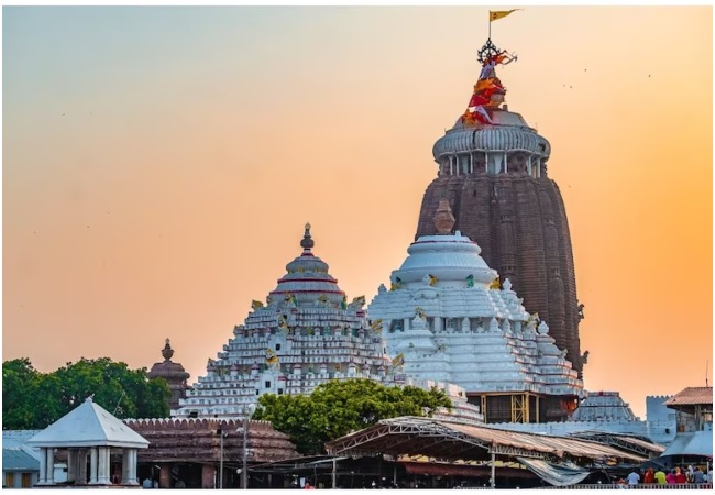 देश के इस मंदिर की ध्वजा का व्यवहार विज्ञान को देता है चुनौती, हमेशा हवा की दिशा के विपरीत है लहराती