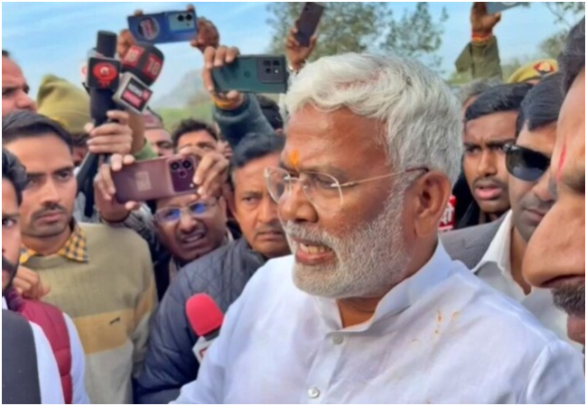 Video : जलशक्ति मंत्री स्वतंत्र देव सिंह के काफिले को BJP MLA ब्रजभूषण राजपूत और 100 ग्राम प्रधानों ने रोका, प्रशासनिक-राजनीतिक गलियारों में मचा हड़कंप