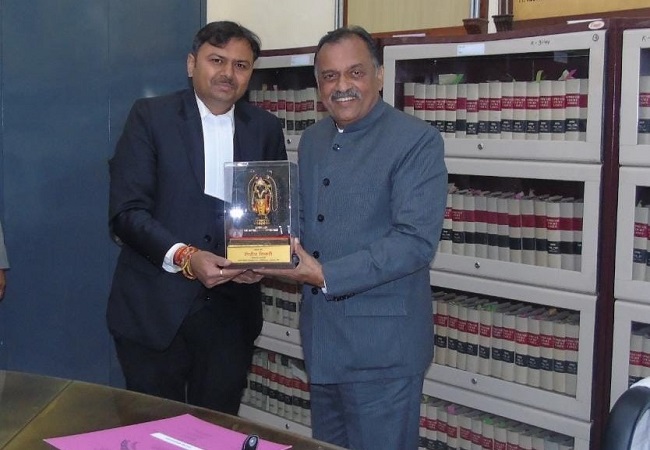 सेना कोर्ट के चेयरमैन न्यायमूर्ति राजेंद्र मेनन ने किया झंडारोहण, महामंत्री को न्यायमूर्ति ने समस्याएं सुलझाने का दिया भरोसा