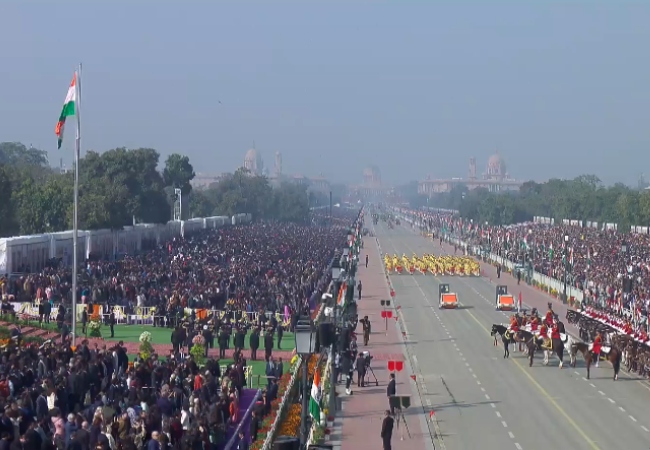 Kartavya Path Parade Live : 77वें गणतंत्र दिवस पर राष्ट्रपति द्रौपदी मुर्मू ने फहराया राष्ट्रीय ध्वज, कर्तव्य पथ पर परेड शुरू